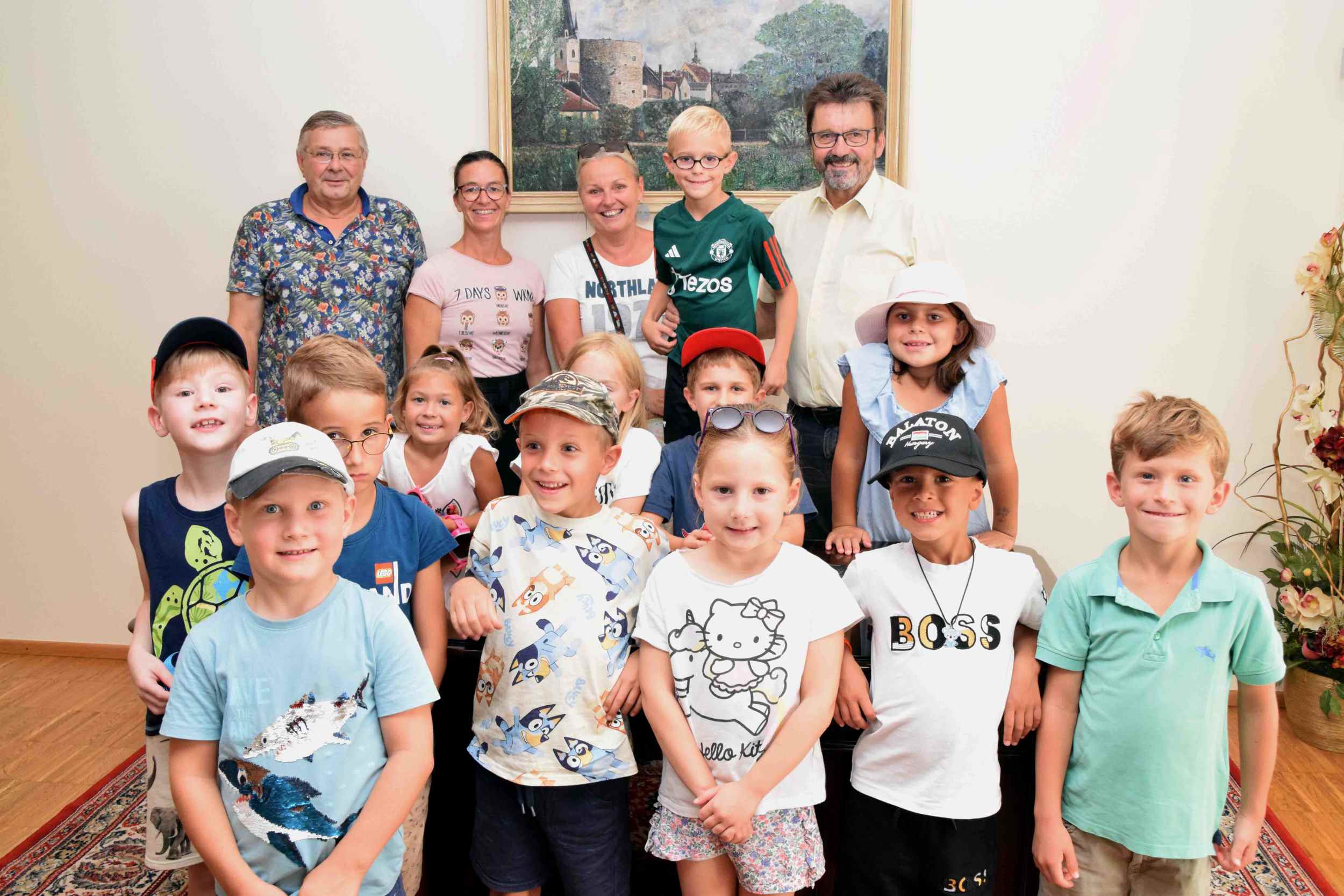 Mathias, Oliver, Carla, Florian und Oskar (1.R.) Manuel, Alexander, Marlene, Johanna, Philip, Lore (2.R.), Bgm.-Stv. Heinrich Nagl, StR Barbara Stark, StR Maria van Dyck, Victor und Bgm. Gerhard Lentschig. Foto: Hohenegger
